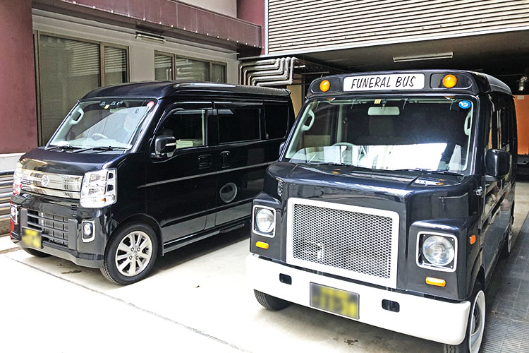 火葬場までご遺体を搬送致しますの説明写真（二台の車が写っている）