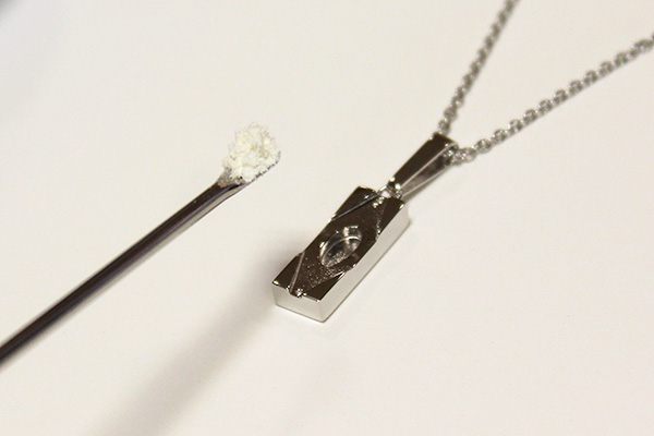 遺骨封入作業手順②の写真：専用のスプーンを用いて、ご遺骨を封入致します。