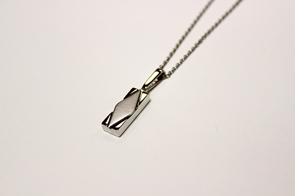 遺骨封入作業手順④の写真：全ての作業が完了した後、お客様のお手元にご送付致します。手のひら供養品（お手元供養品）の完成です。